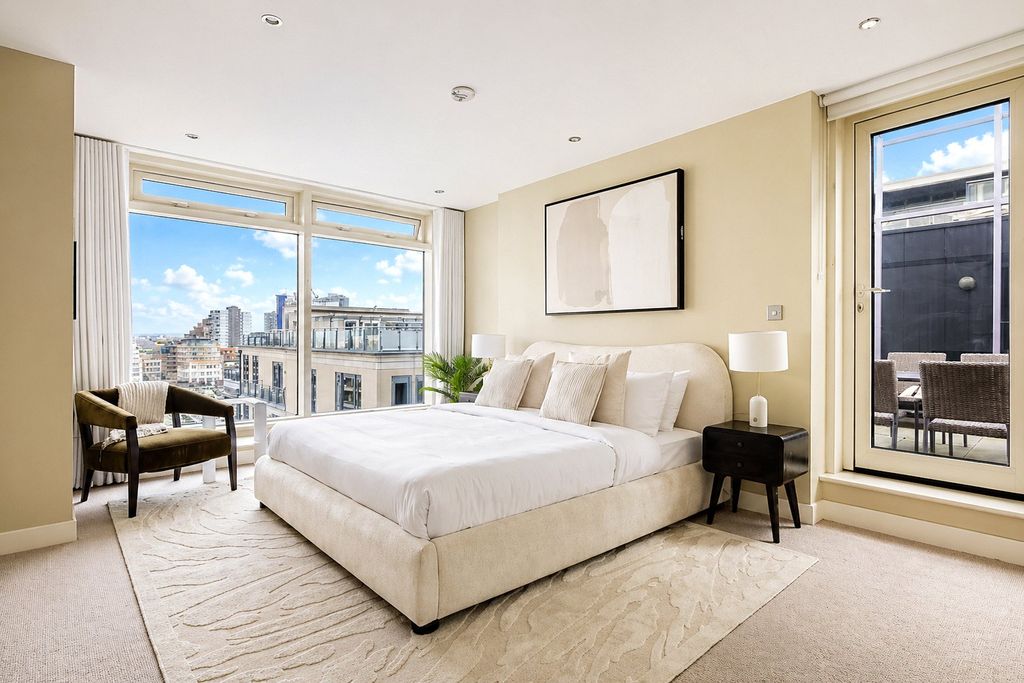 Property photo 3 of 9 Principal Bedroom