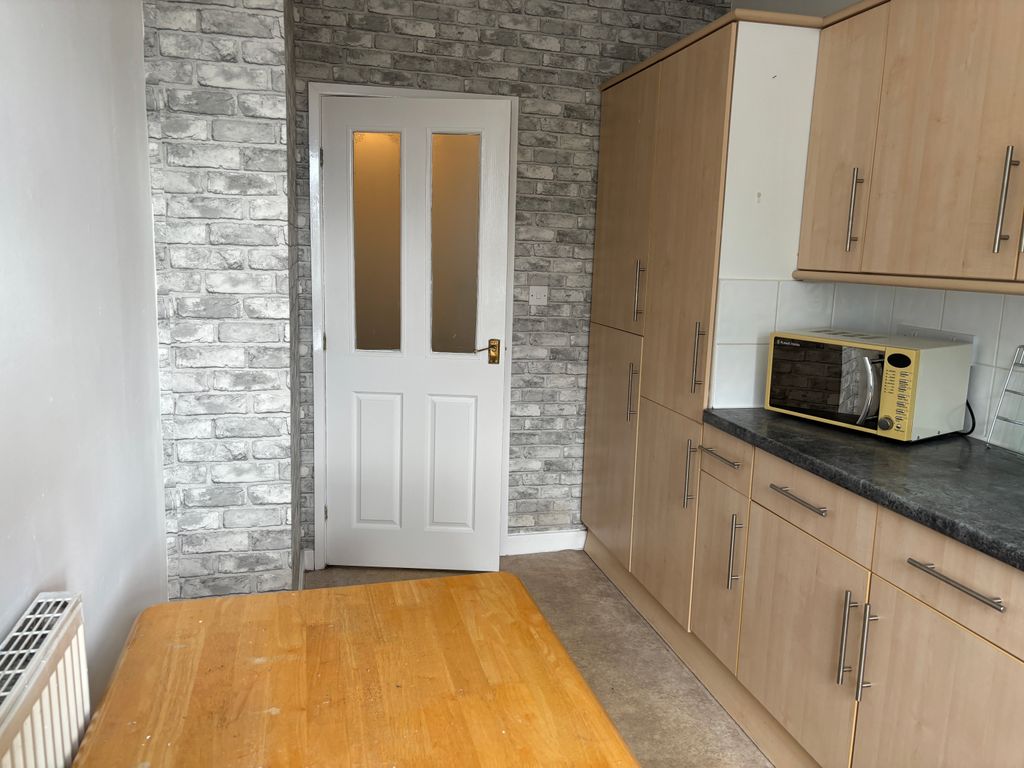 Property photo 3 of 8 Kitchen