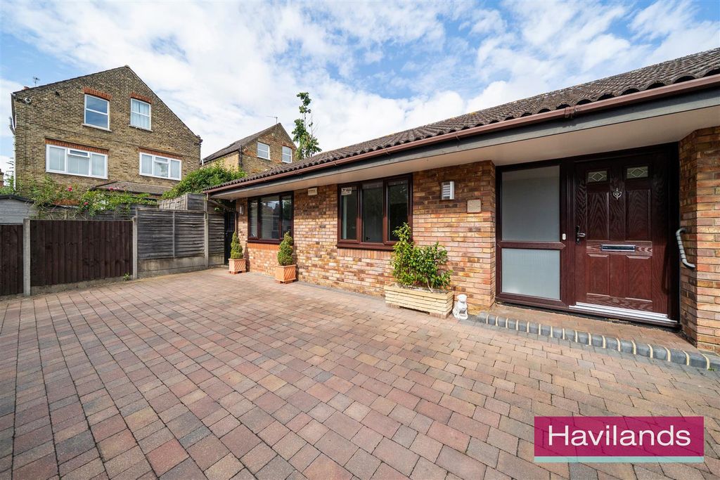 Property photo 3 of 22 Hazelgreen Close-3.Jpg