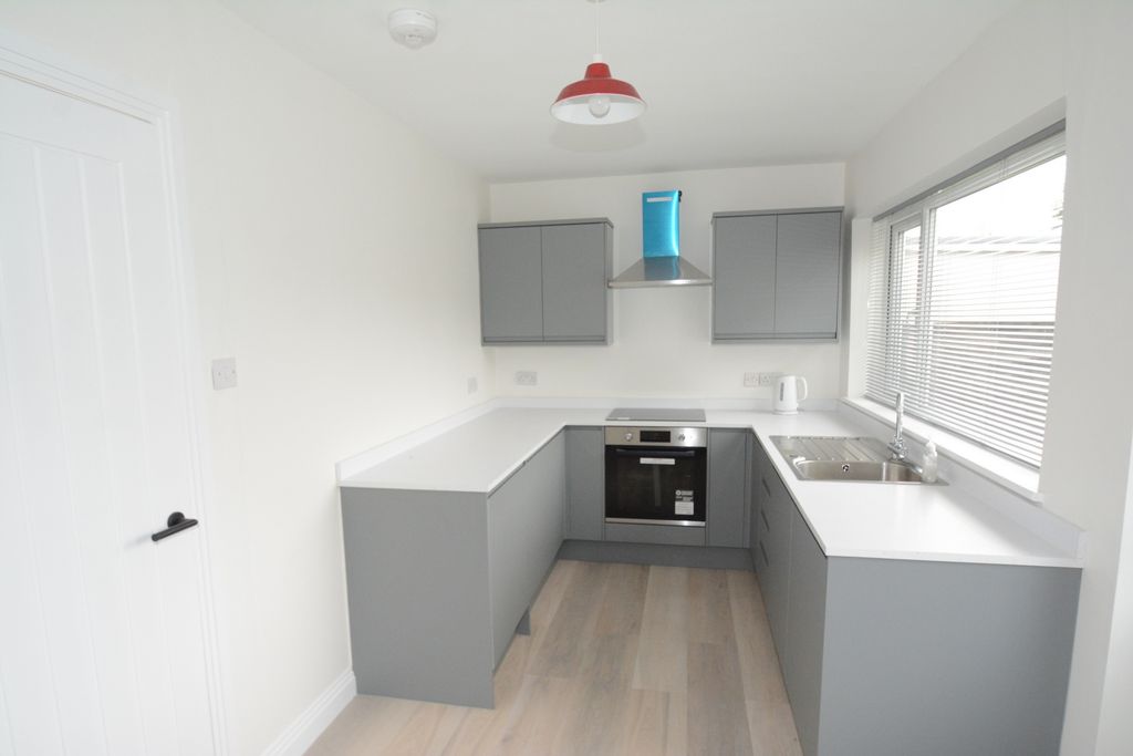 Property photo 3 of 10 Kitchen