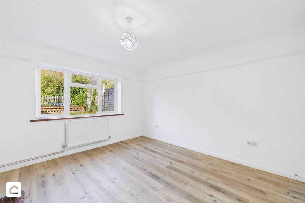 Property photo 3 of 17 Cam04257G0-Pr0223-Still011