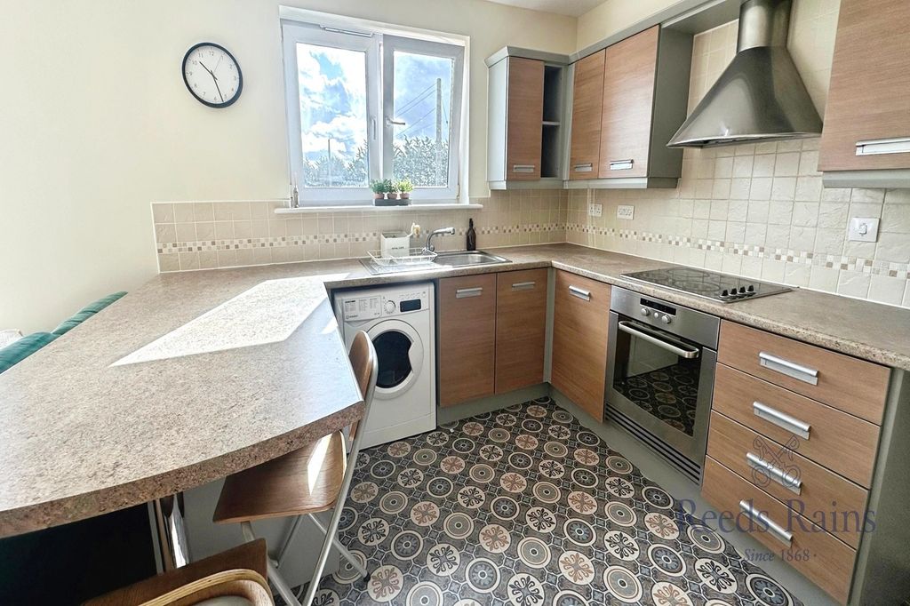 Property photo 2 of 10 Kitchen