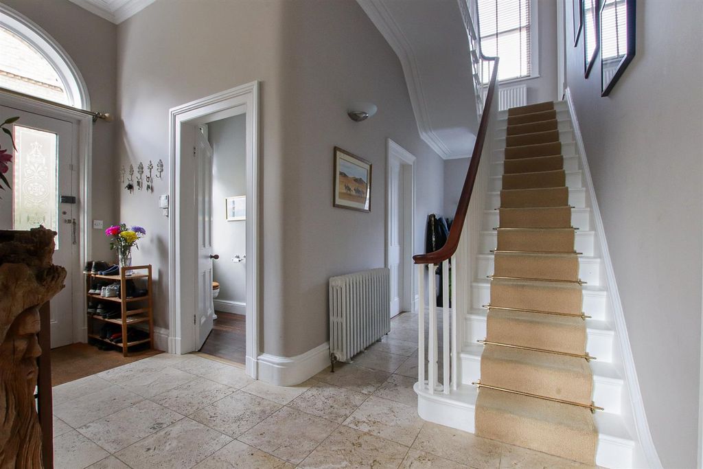 Property photo 2 of 42