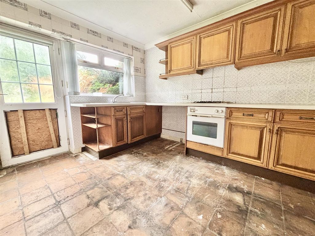 Property photo 3 of 11 Kitchen
