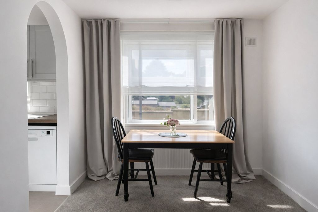 Property photo 3 of 6 Reverse Lounge