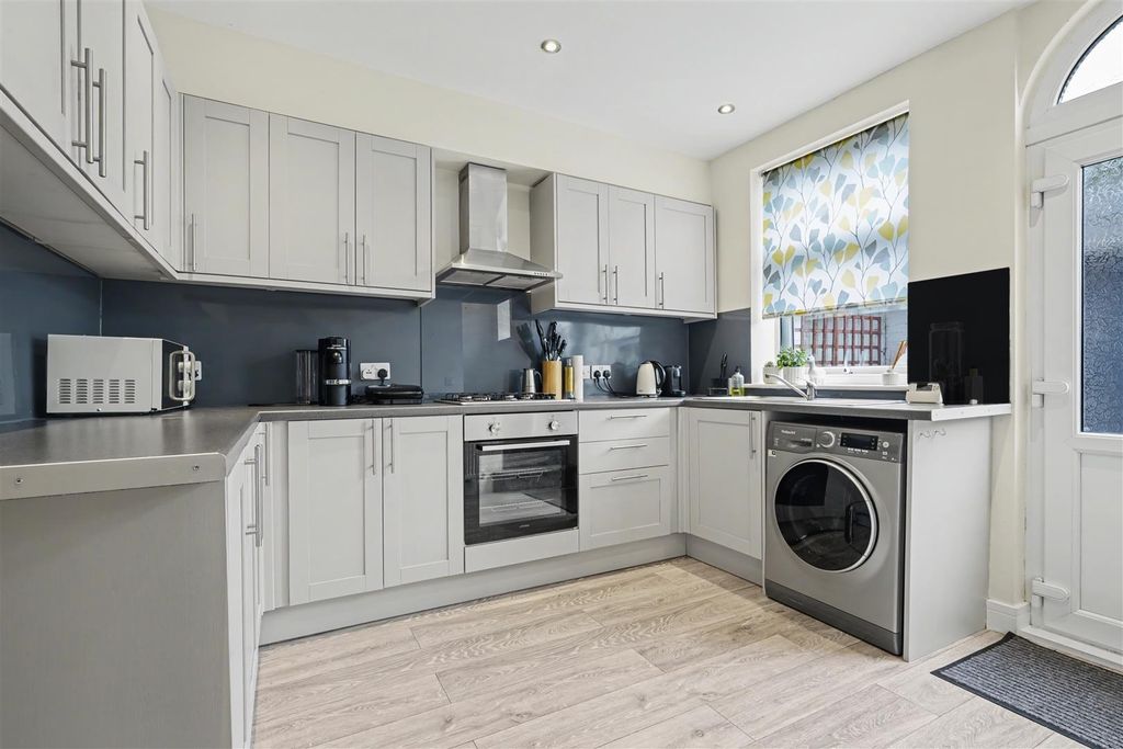 Property photo 3 of 17 Kitchen