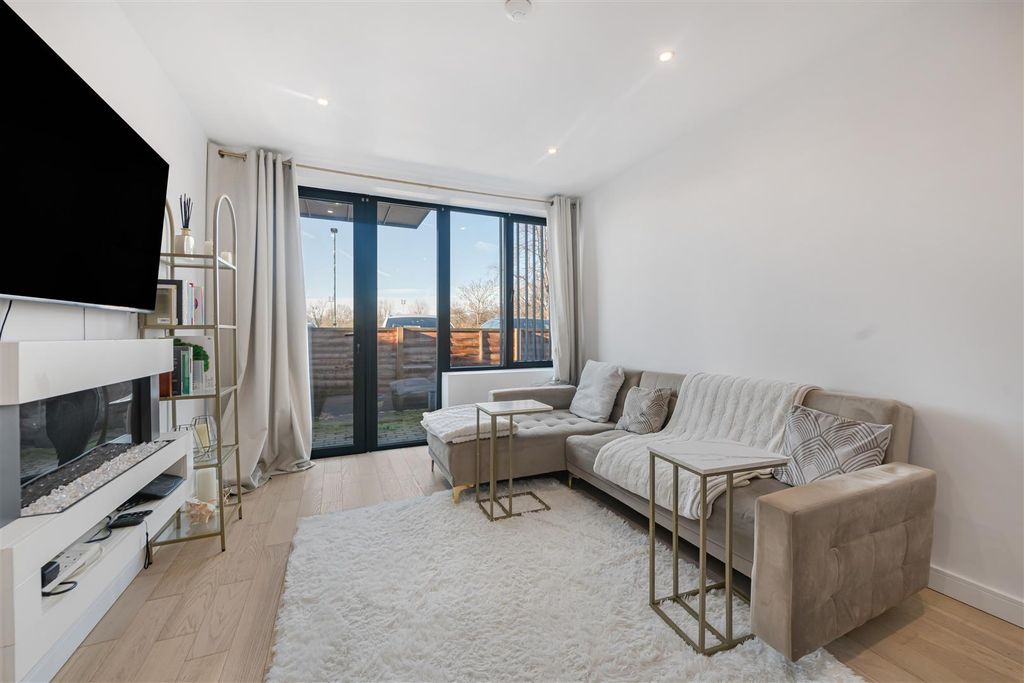 Property photo 3 of 8 4_70697.Jpg