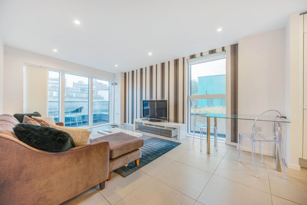 Property photo 1 of 18 Lounge