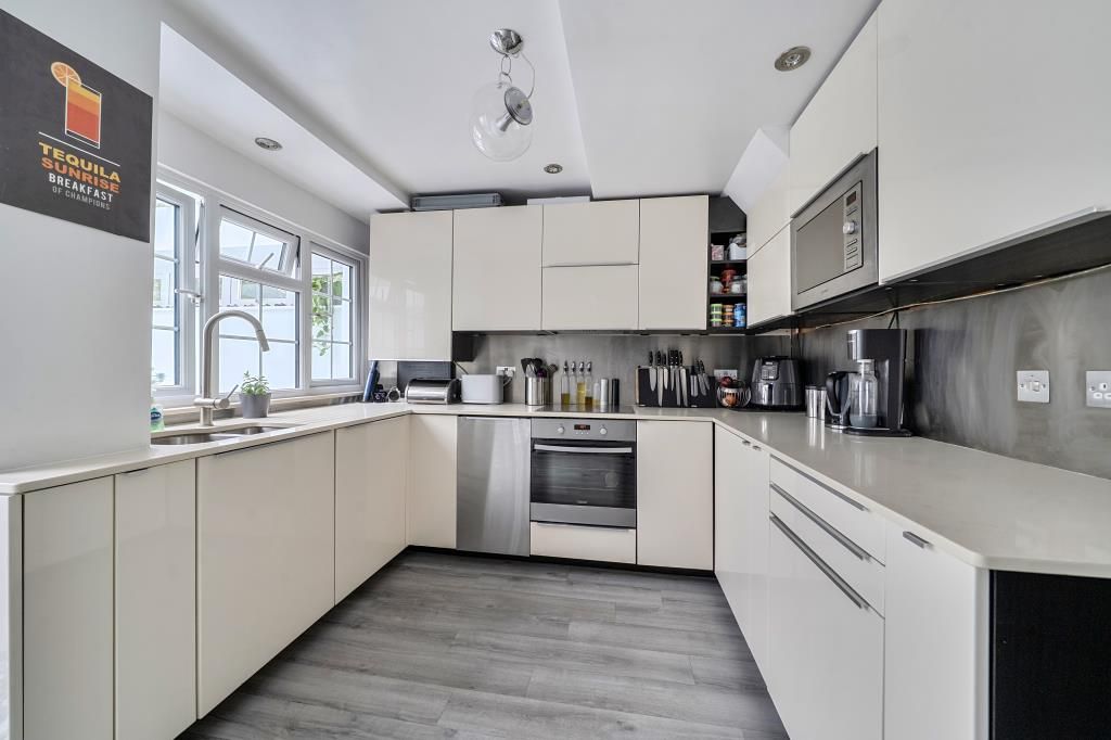Property photo 3 of 11 Kitchen