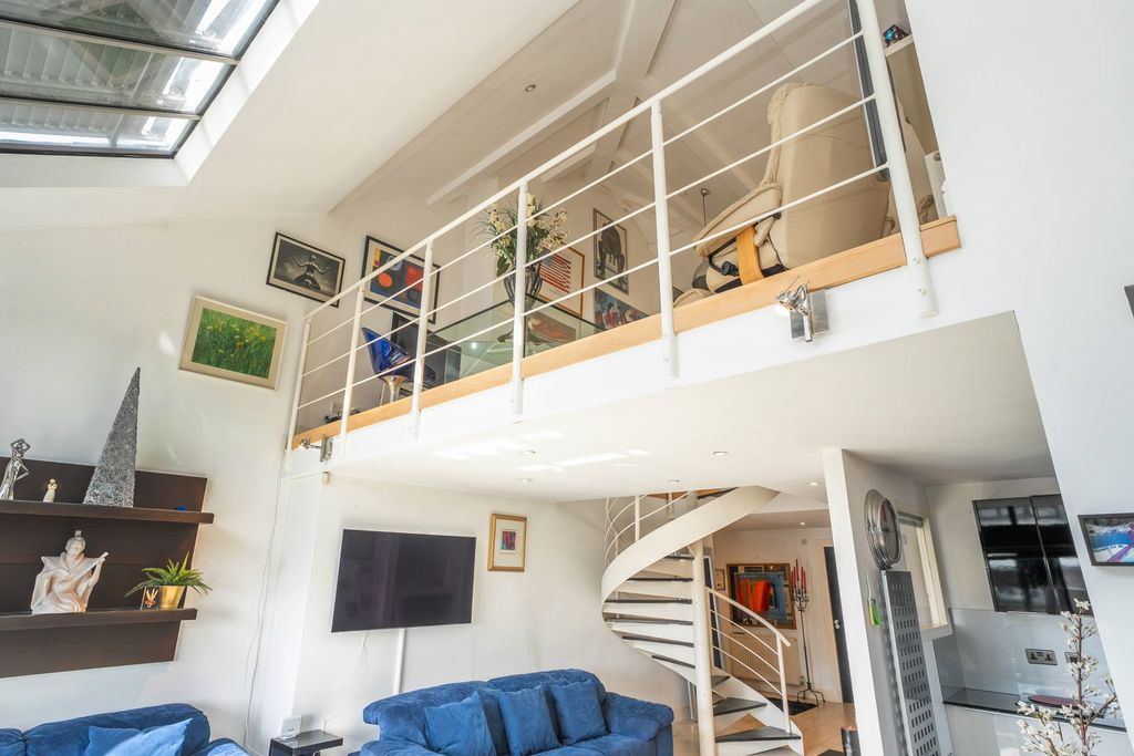 Additional image 10 of 3 bed penthouse for salePenthouse, Kings Court NG1