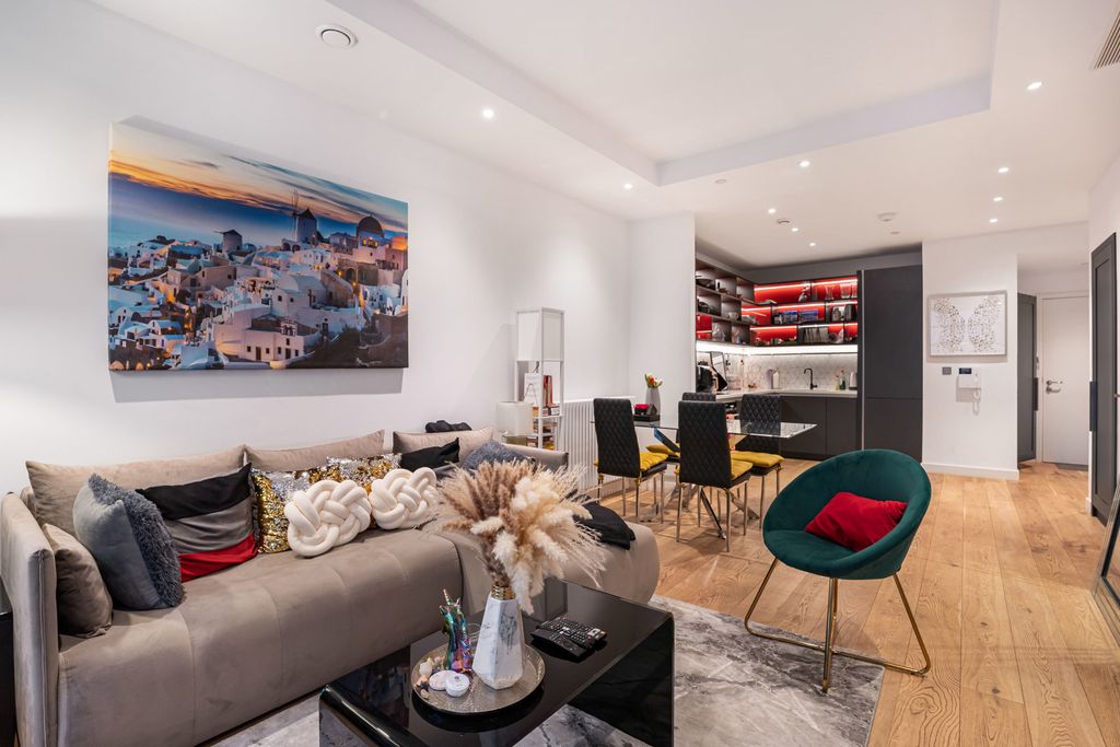 Property photo 1 of 25 Reception/Kitchen