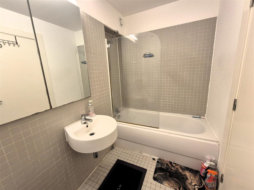 Property photo 3 of 12 En Suite