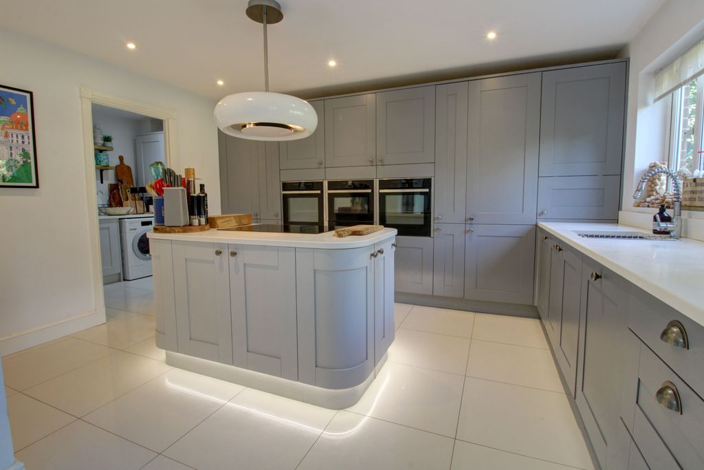 Property photo 3 of 28 Kitchen