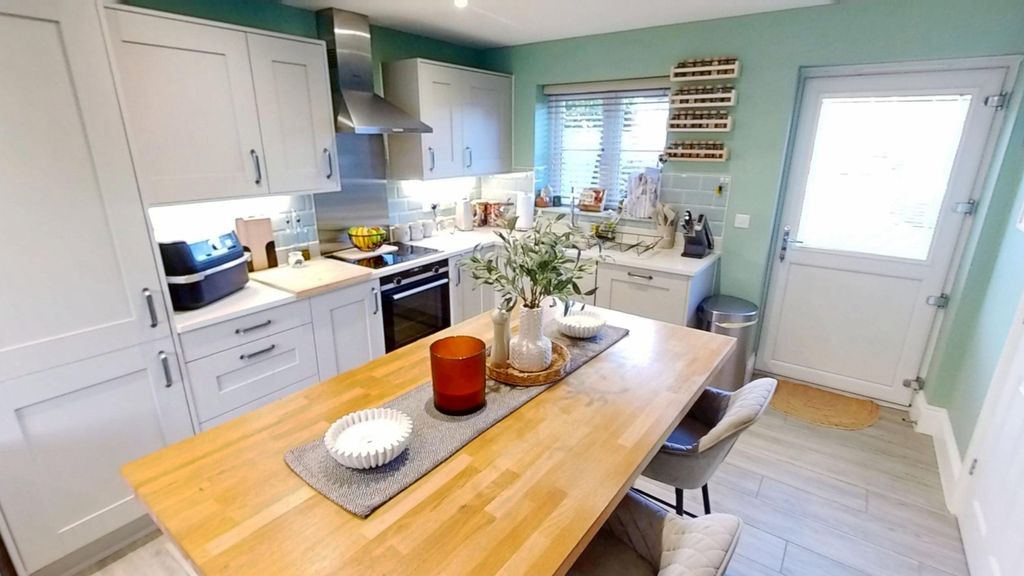 Property photo 3 of 20 Kitchen