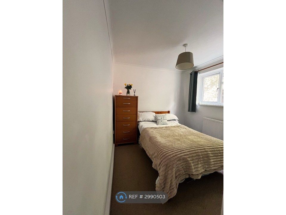 Property photo 1 of 9 Beautiful Airy Room ,  With A Garden View.