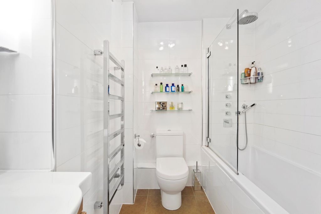 Property photo 2 of 11 Bathroom
