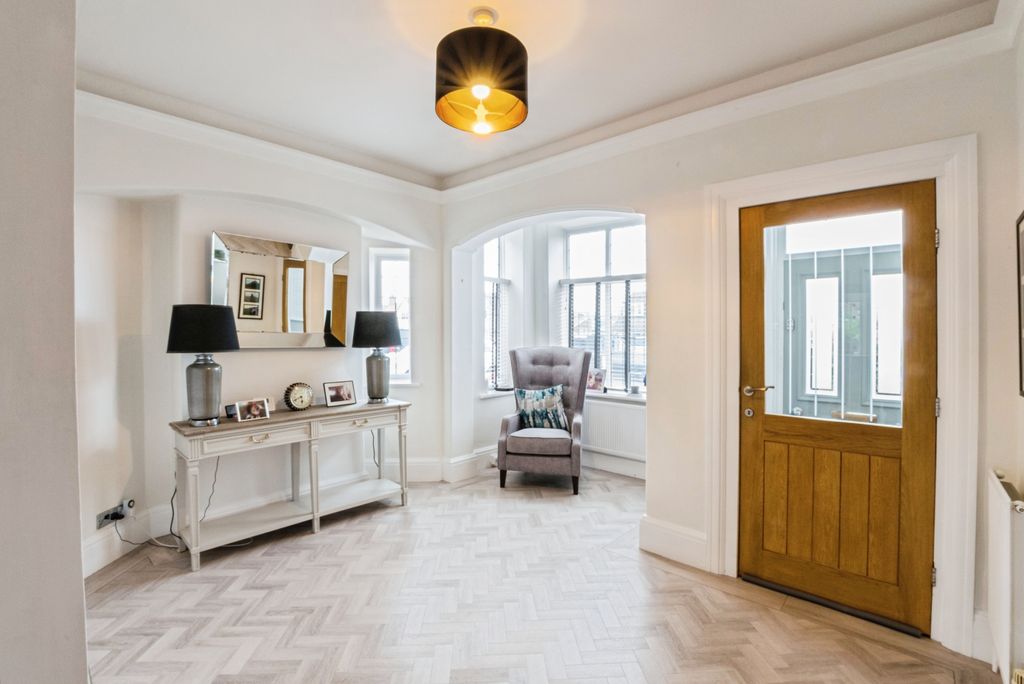 Property photo 3 of 31 Entrance Hallway