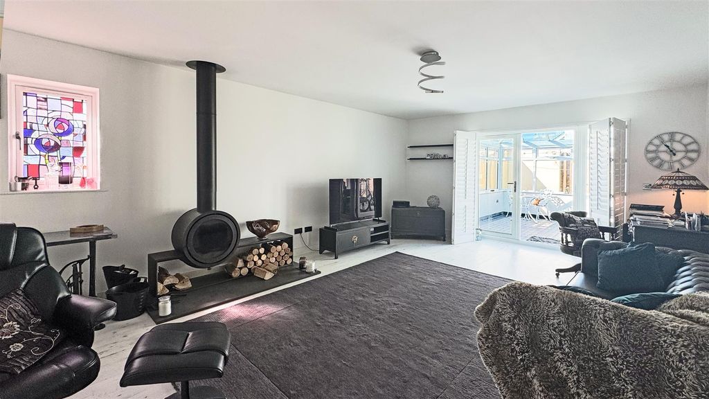 Property photo 3 of 8 Lounge 1 (7).Jpg