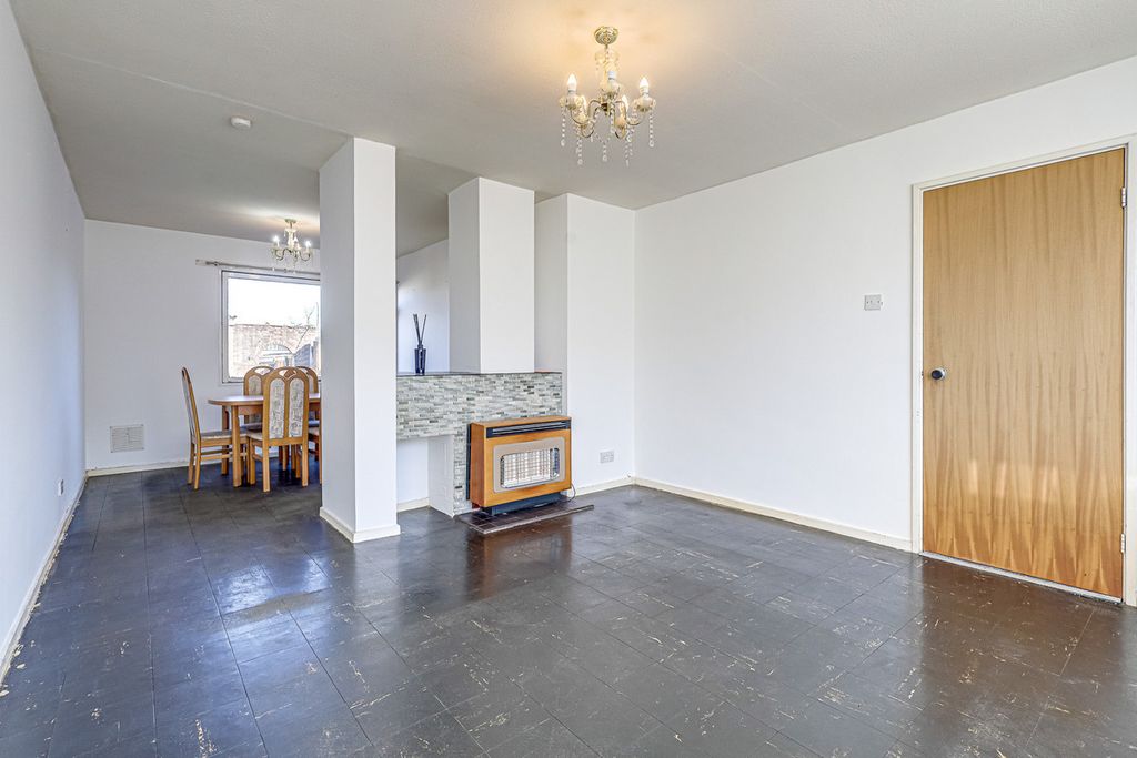 Property photo 2 of 27