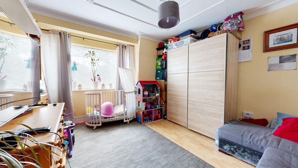 Property photo 2 of 6 6-Clifford-Court-Living.Jpg