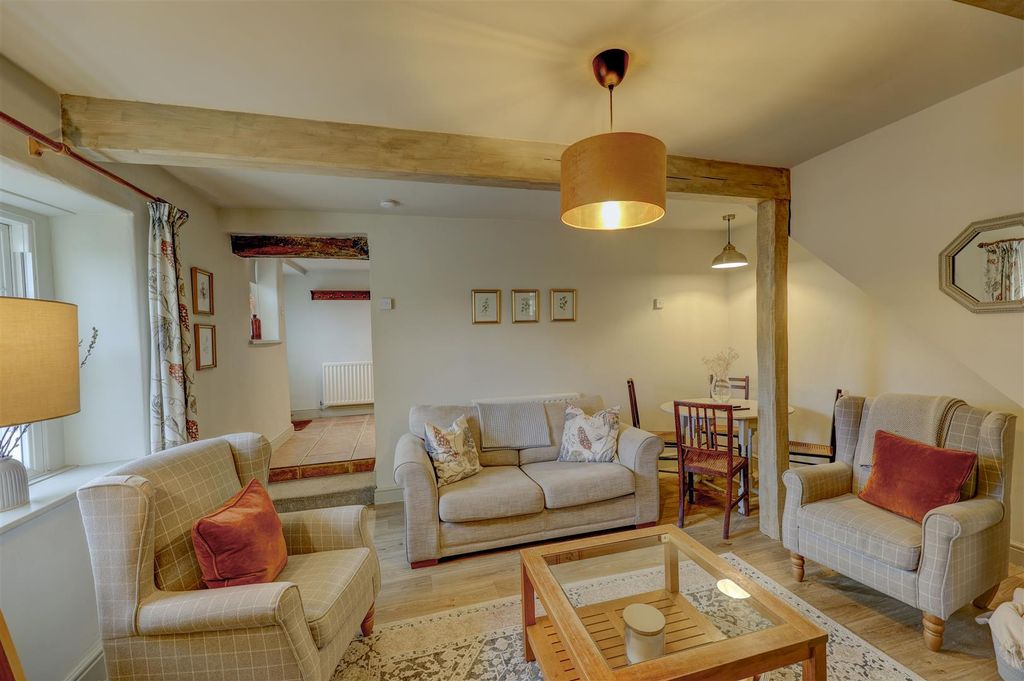 Property photo 3 of 19 Lounge &amp; Dining