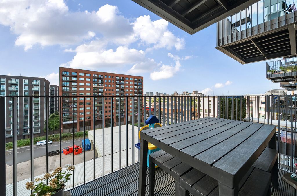 Property photo 3 of 23 1324812-9-687A877...