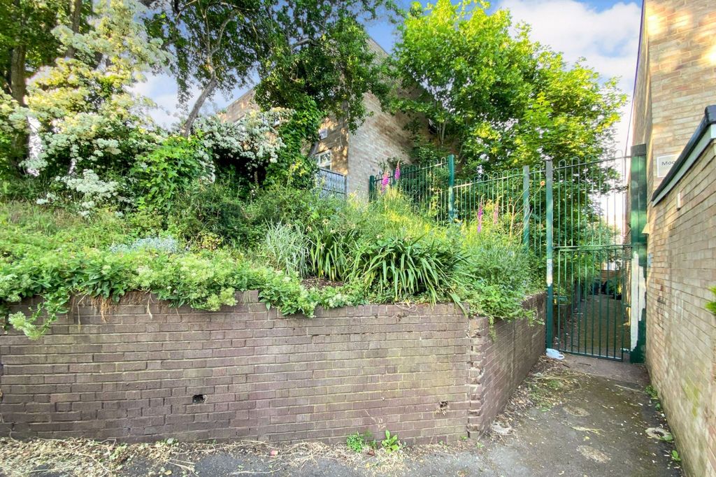 Property photo 1 of 4 Land At 154 Old Road, Enfield, En3 5Xz