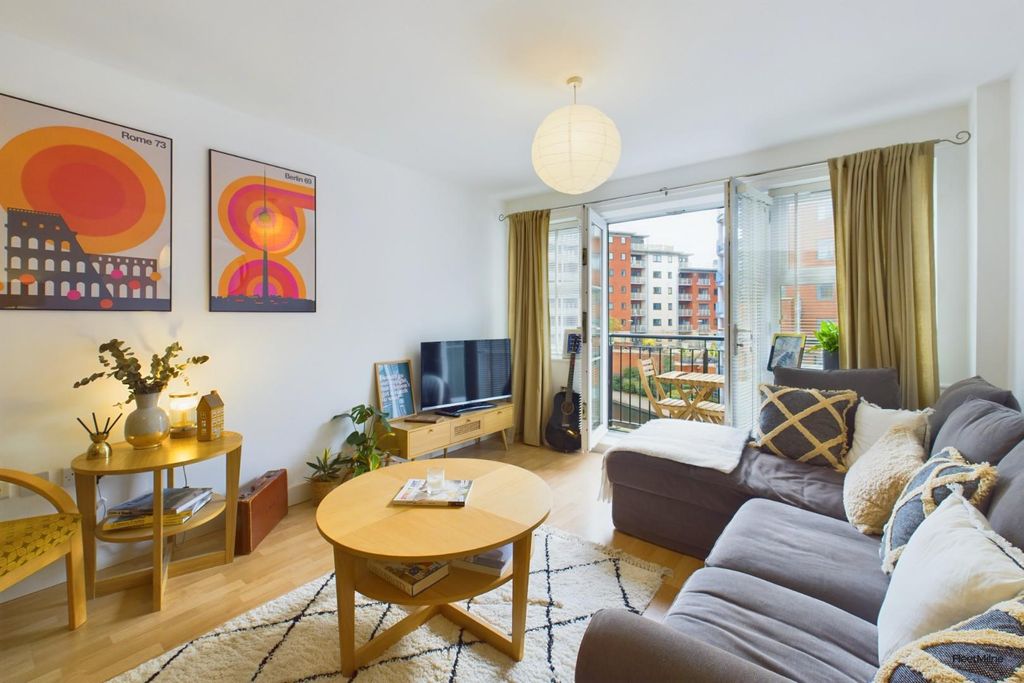 Property photo 1 of 21 Living/Dining Room