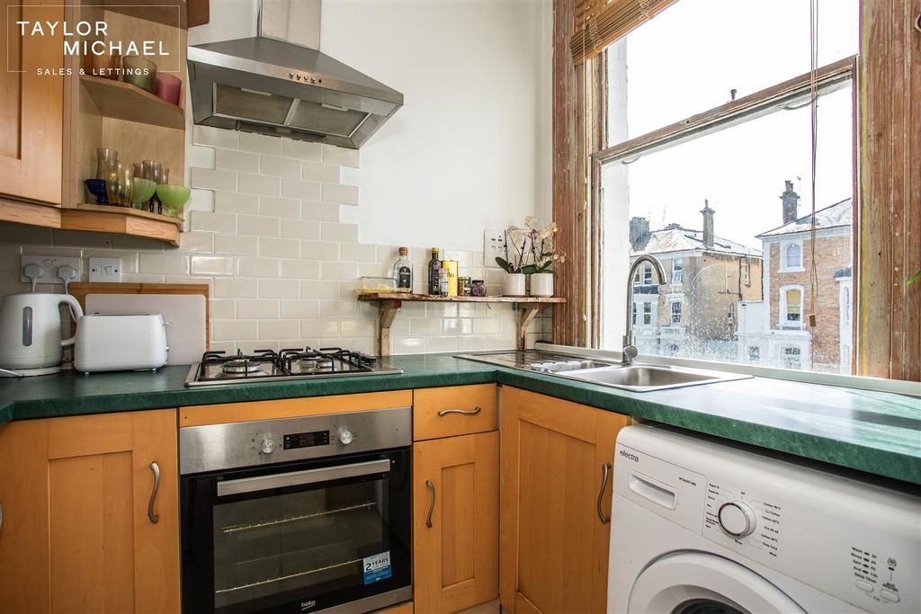 Property photo 3 of 18 Kitchen