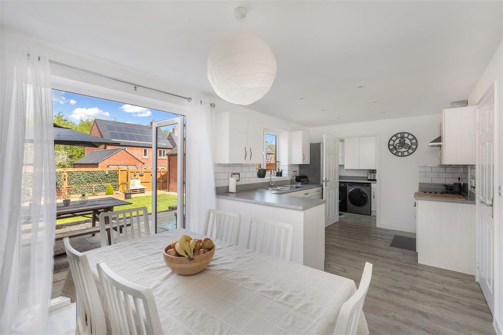 Property photo 2 of 16 105 Bismore Road, Banbury-9.Jpg