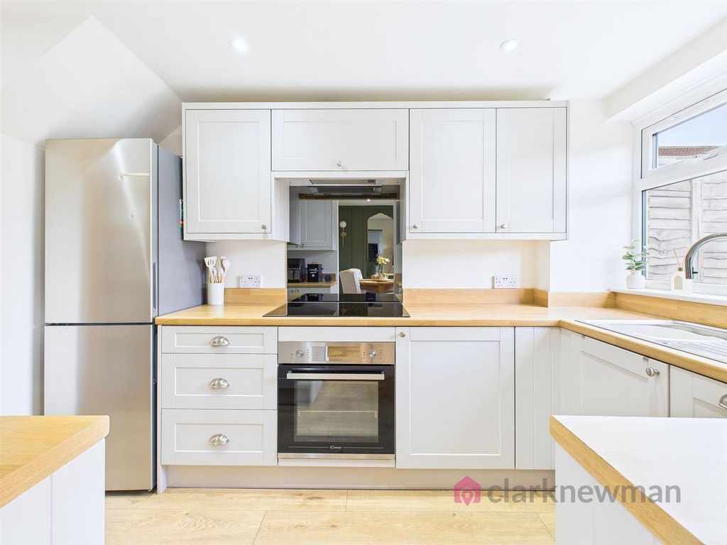 Property photo 2 of 11 Kitchen