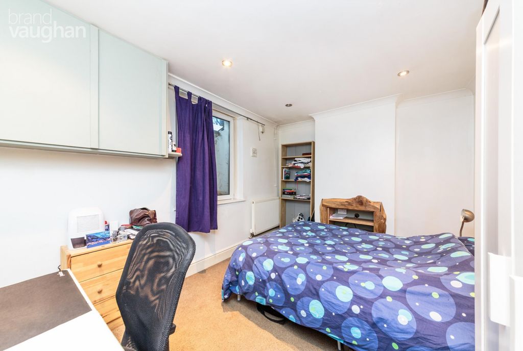 Property photo 2 of 6 Bedroom