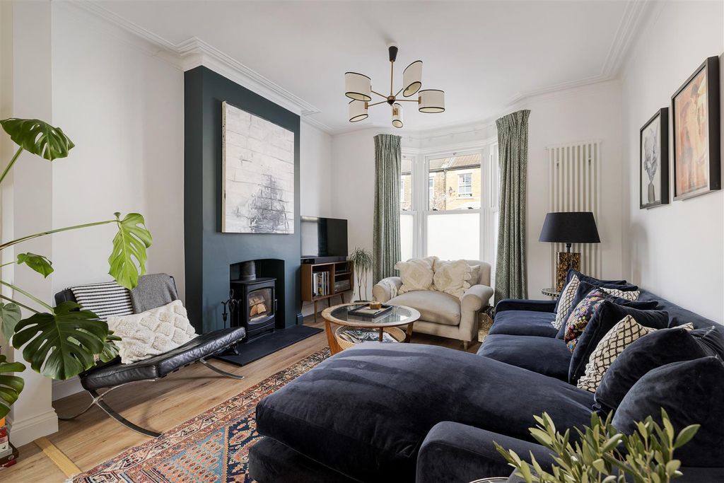 Property photo 2 of 32 Elsham Road, E11