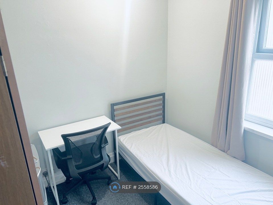 Property photo 1 of 8 Single Room With Shared Bathroom