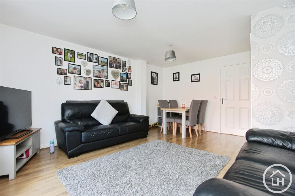 Property photo 3 of 17 Lounge