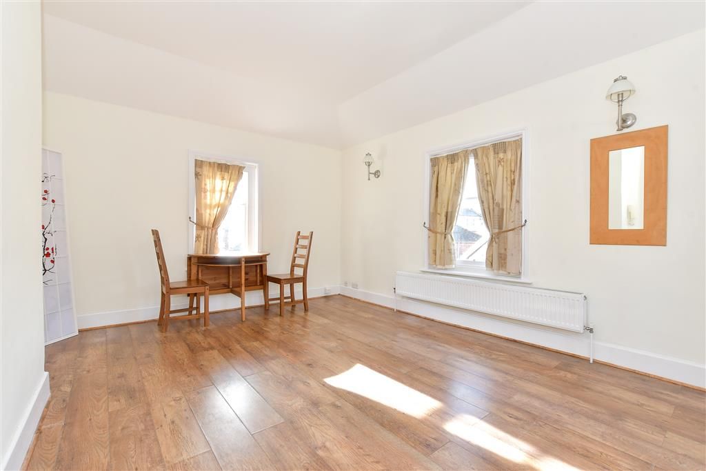 Property photo 3 of 6 Bedroom/ Living Area