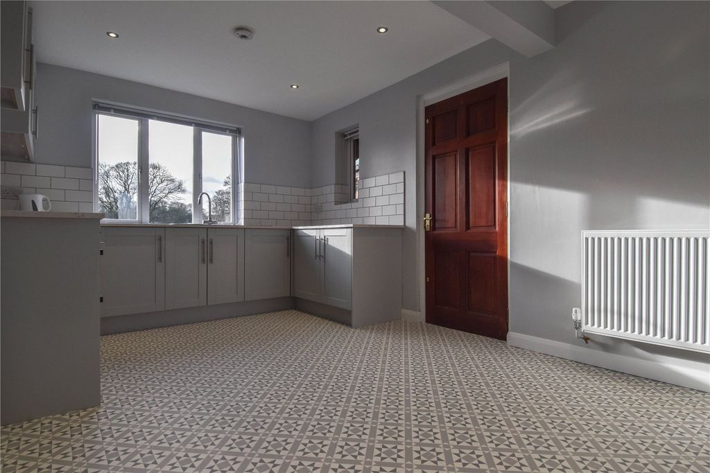 Property photo 2 of 16 Picture No. 18