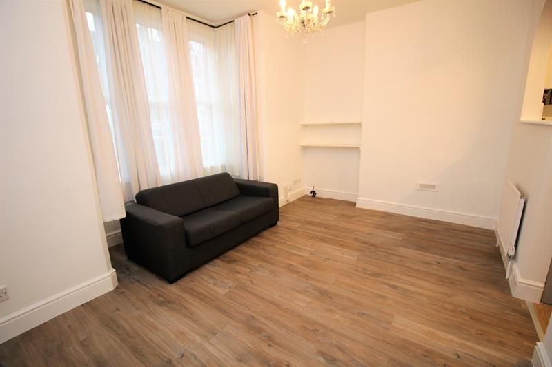 Property photo 2 of 6 Lounge...