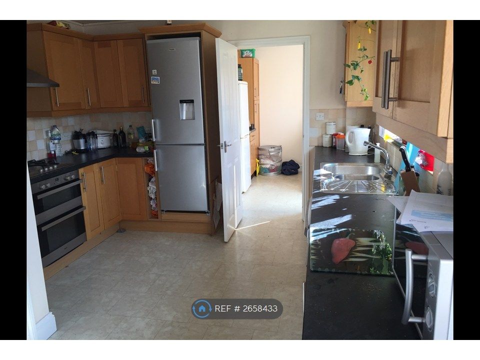 Property photo 3 of 10 Double Kitchen