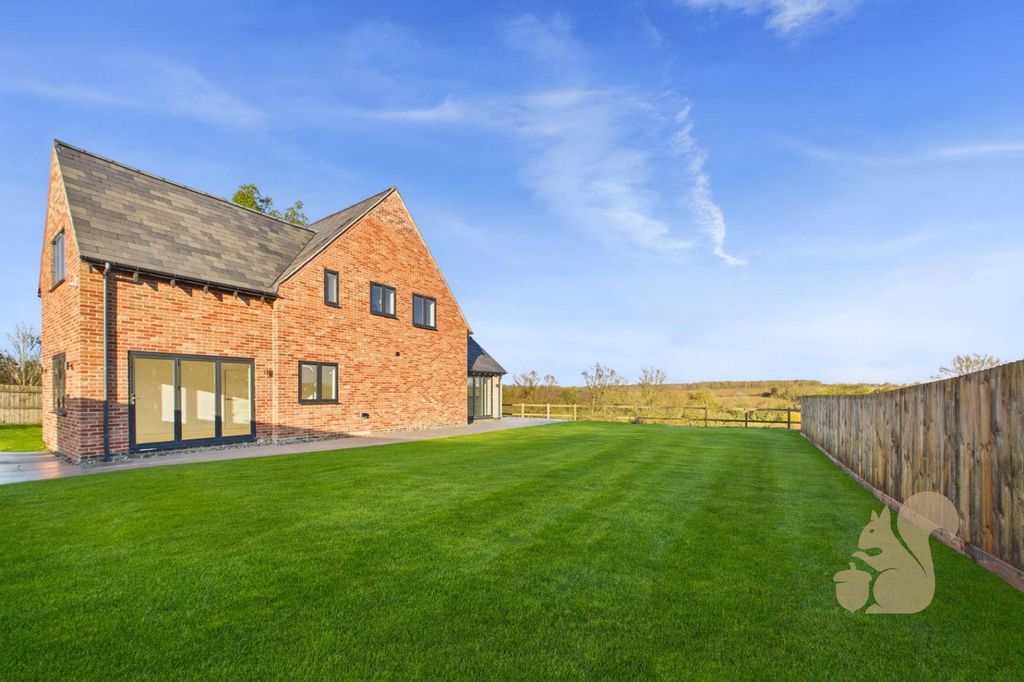 Property photo 1 of 16 Stows Hill - Garden Side .Jpg