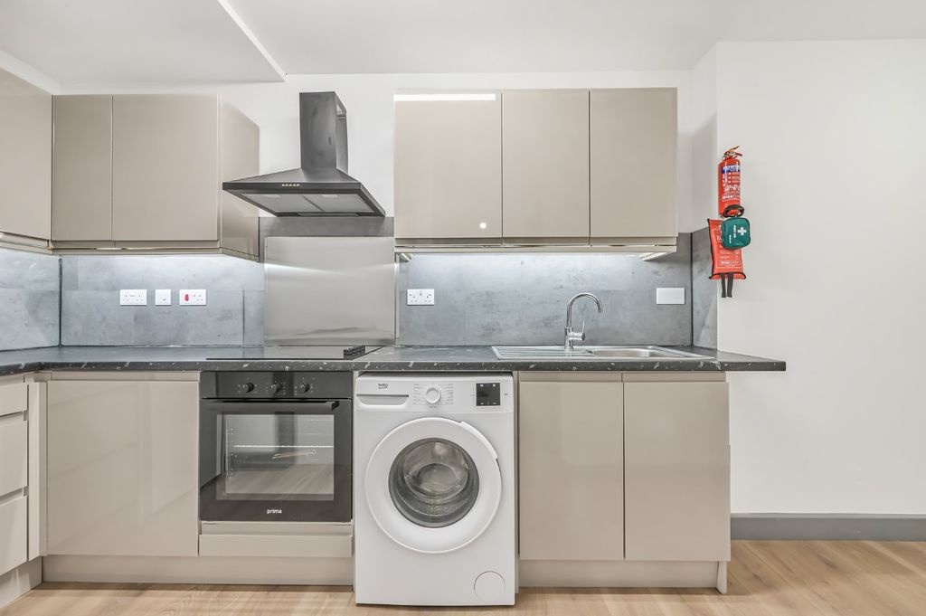 Property photo 2 of 17 Picture No. 12