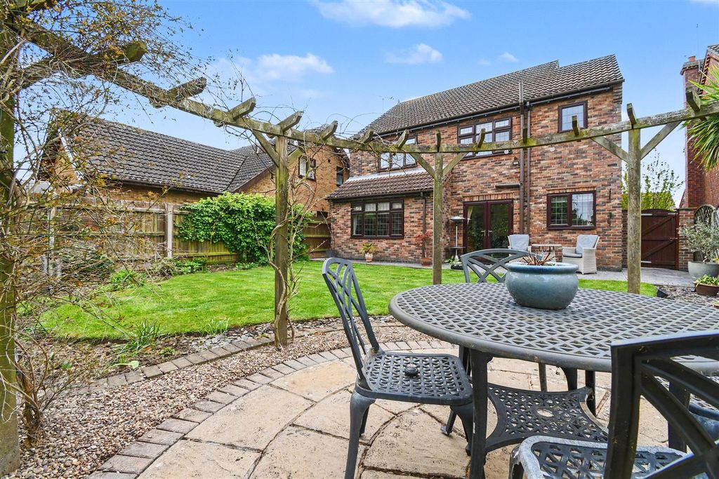 Property photo 2 of 33 Rear Garden