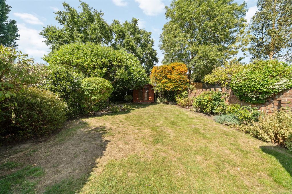 Property photo 2 of 12 Garden