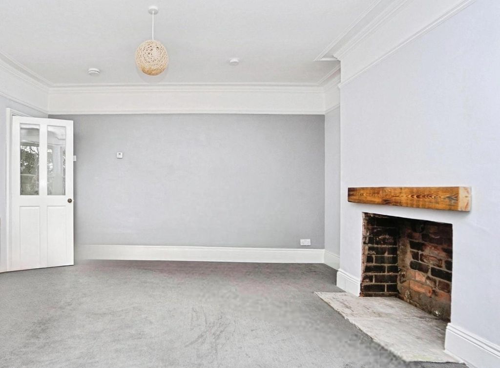 Property photo 3 of 27 Lounge