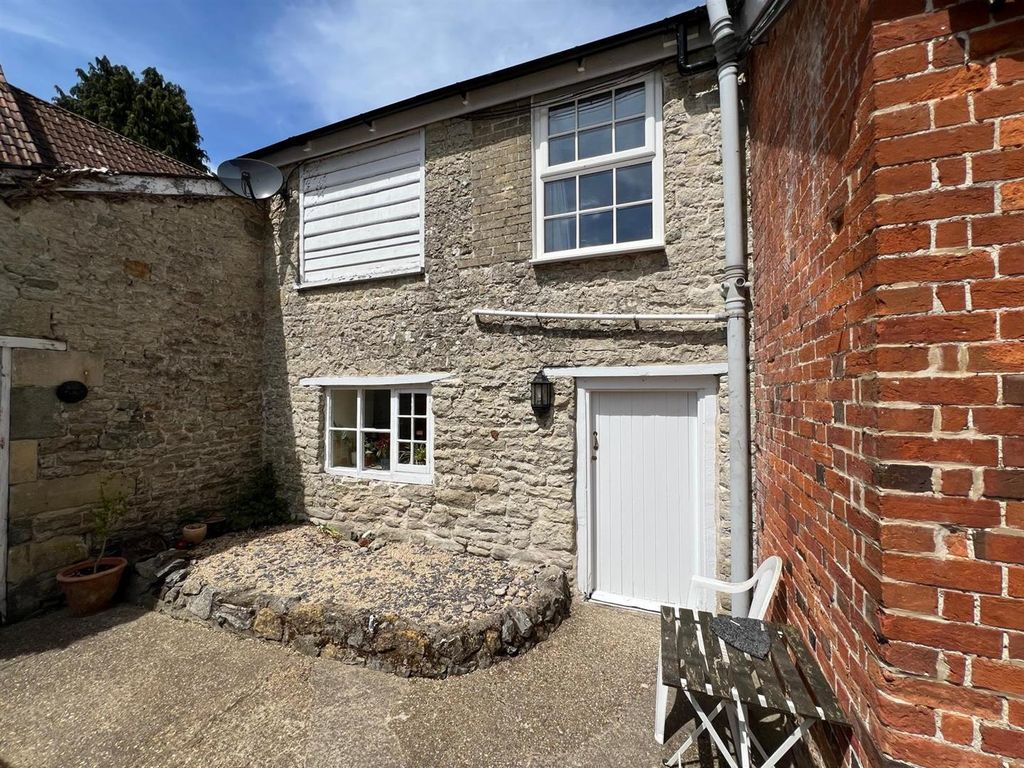 Property photo 1 of 11 Side And Courtyard