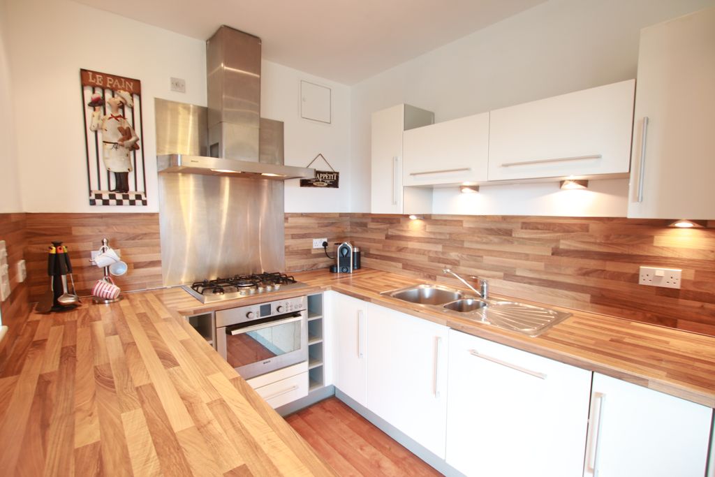 Property photo 3 of 17 Kitchen