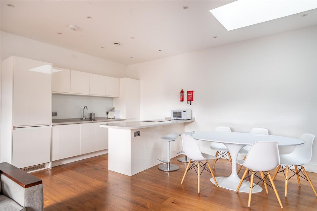 Property photo 3 of 17 Castle Chambers 20-6.Jpg