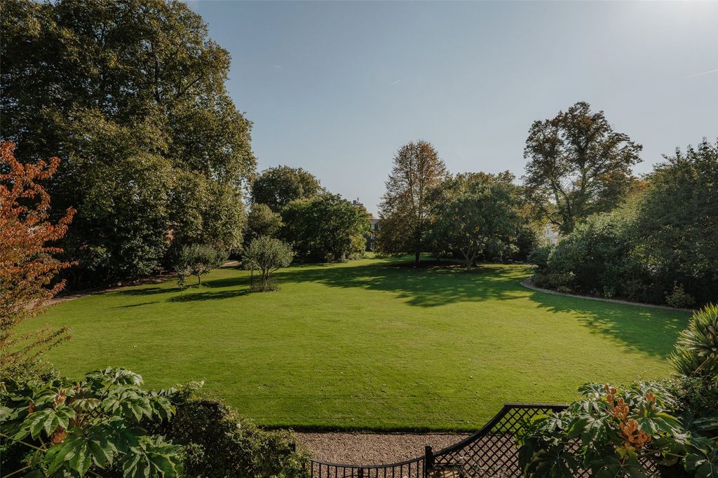 Property photo 3 of 13 Communal Garden