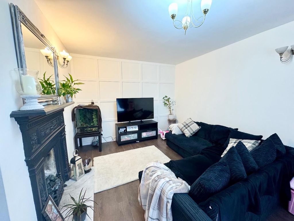 Property photo 2 of 14 Lounge