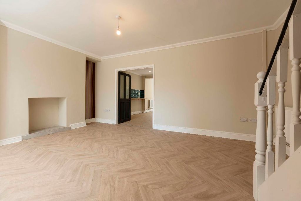 Property photo 3 of 32